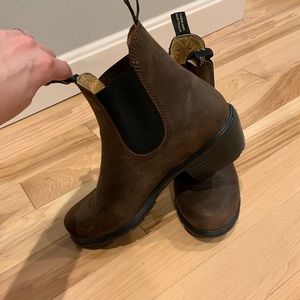 Size 10 Brown Blundstone 1671 heeled boot.